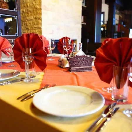 Хотел Zlaten Family Hotel- Monument Of Cultural Significance Рожен