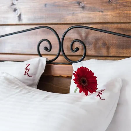 Хотел Zlaten Family Hotel- Monument Of Cultural Significance Рожен